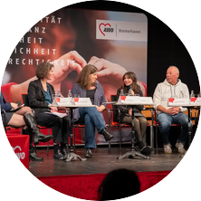 Die Podiumsteilnehmer auf der Bühne | © AWO Bremerhaven / Simone Hryzyk